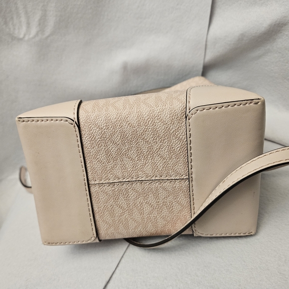 Michael Kors Cream Bucket Bag - Picture 6 of 6